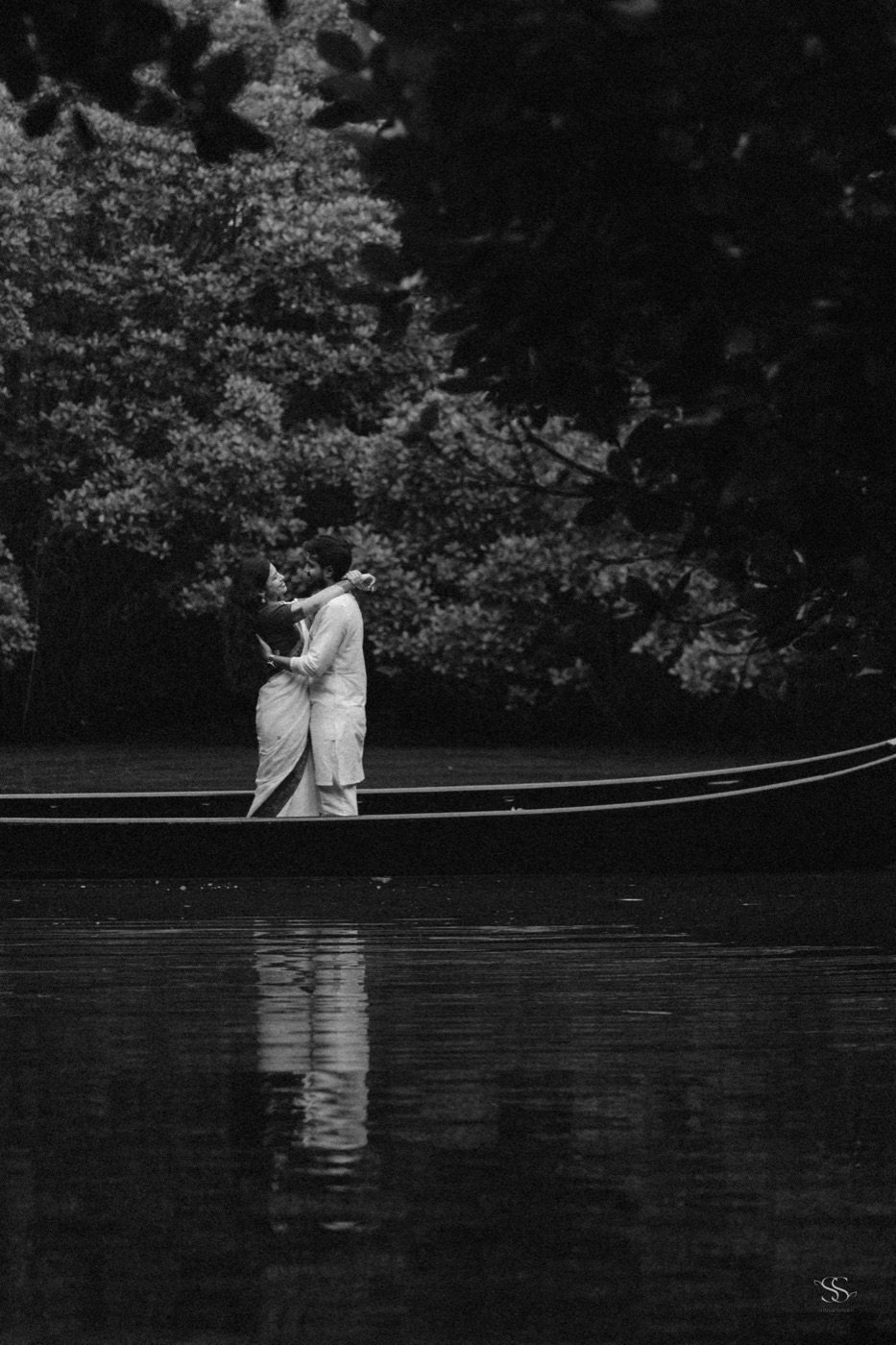 Embracing in a boat, black and white